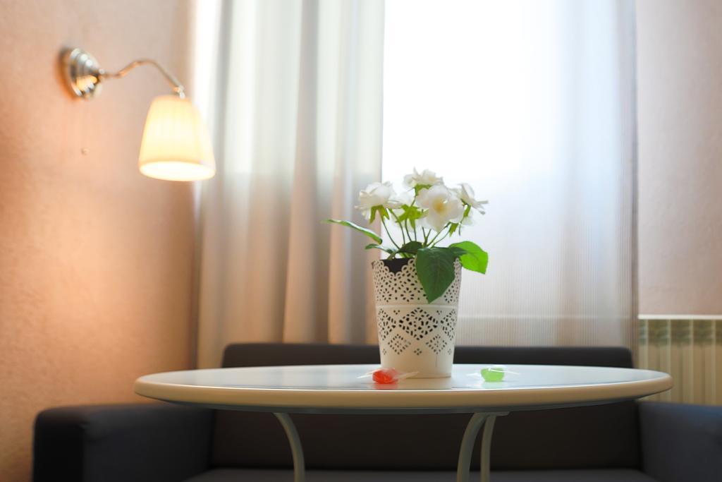 Artmotel & Bistro Haţeg Habitación foto